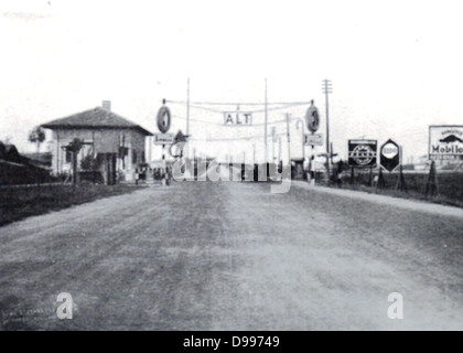 Italia fascista durante gli anni venti e trenta ha visto molti grandi sforzi di costruzione compreso autostrade e strade. L'entrata all'autostrada 'Autostrada " a Milano circa 1929 Foto Stock