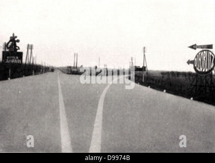 Italia fascista durante gli anni venti e trenta ha visto molti grandi sforzi di costruzione compreso autostrade e strade. Autostrada 'Autostrada " a Milano per Laghi Circa 1929 Foto Stock