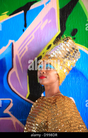 Ritratto colorato del carnevale partecipante, Distretto di missione di San Francisco, California, Stati Uniti d'America Foto Stock