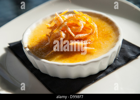 Unico che serve di crema brulee rabboccato con Orange Foto Stock