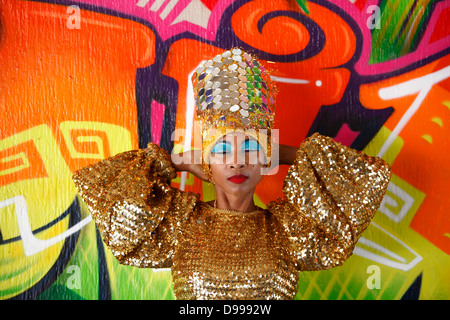 Ritratto colorato del carnevale partecipante, Distretto di missione di San Francisco, California, Stati Uniti d'America Foto Stock