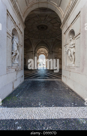 Uno degli archi che portano all'entrata di Ajuda Palazzo Nazionale, Lisbona, Portogallo. Xix secolo in stile neoclassico Palazzo Reale. Foto Stock