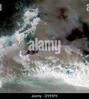 Immagini di Islanda vulcano Eyjafyallajökull il 3 maggio 2010. La figura 1 è una immagine visibile e la figura 2 è in infared. Immagine satellitare. Foto Stock