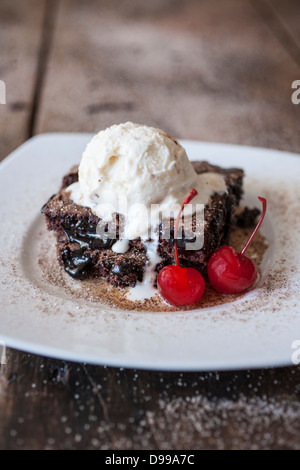 Fudge brownie ala modalità' con ciliegie Foto Stock