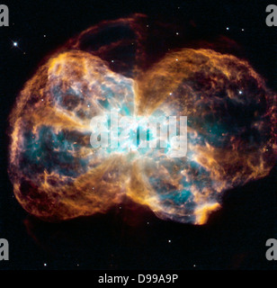 La stella è di terminare la sua vita mediante colata fuori i suoi strati esterni di gas che si è formato un bozzolo attorno alla stella il rimanente nucleo. La luce ultravioletta dal morire star rende il materiale incandescente. Il bruciate le star, chiamato un nano bianco, è il puntino bianco al centro. Telescopio Spaziale Hubble (HST). Foto Stock