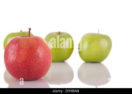 Red apple tra mele verdi - concetto di concorrenza Foto Stock