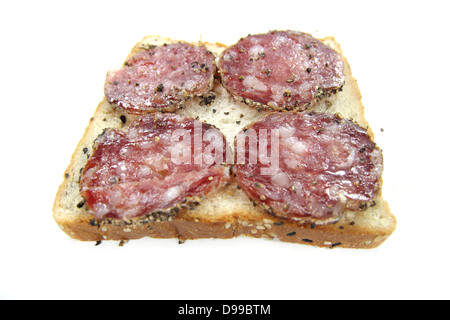 Salame di pepe su tutto il pane di grano Foto Stock