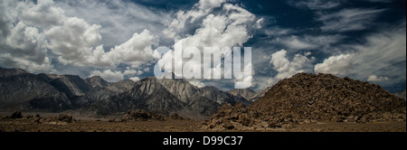 Panorama di Lone Pine Peak e Mt. Whitney in sierra Nevadas dall'Alabama sulle colline vicino a Lone Pine, CA. Foto Stock