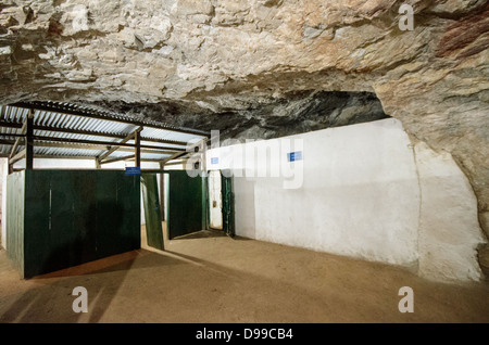 VIENG XAI, Laos - Vista interna di una delle grotte di Pathet Lao nel complesso delle grotte di Vieng Xai nella provincia di Houaphanh. L'ampia rete di grotte calcaree servì come quartier generale e città nascosta per le forze comuniste Pathet Lao durante la seconda guerra d'Indocina dal 1964 al 1973. Le grotte fornirono rifugio a 23.000 persone, compresi i leader politici e militari, durante il periodo di intense campagne di bombardamento degli Stati Uniti. Il complesso ospitava uffici governativi, ospedali, scuole e alloggi scavati nelle formazioni naturali delle grotte. Oggi il sito opera come museo e UNES Foto Stock