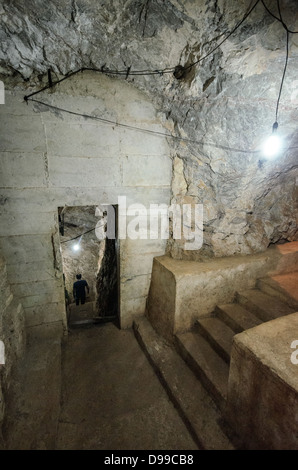 VIENG XAI, Laos - Vista interna di una delle grotte di Pathet Lao nel complesso delle grotte di Vieng Xai nella provincia di Houaphanh. L'ampia rete di grotte calcaree servì come quartier generale e città nascosta per le forze comuniste Pathet Lao durante la seconda guerra d'Indocina dal 1964 al 1973. Le grotte fornirono rifugio a 23.000 persone, compresi i leader politici e militari, durante il periodo di intense campagne di bombardamento degli Stati Uniti. Il complesso ospitava uffici governativi, ospedali, scuole e alloggi scavati nelle formazioni naturali delle grotte. Oggi il sito opera come museo e UNES Foto Stock