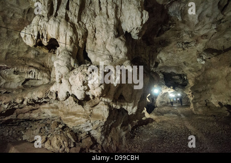 VIENG XAI, Laos - Vista interna di una delle grotte di Pathet Lao nel complesso delle grotte di Vieng Xai nella provincia di Houaphanh. L'ampia rete di grotte calcaree servì come quartier generale e città nascosta per le forze comuniste Pathet Lao durante la seconda guerra d'Indocina dal 1964 al 1973. Le grotte fornirono rifugio a 23.000 persone, compresi i leader politici e militari, durante il periodo di intense campagne di bombardamento degli Stati Uniti. Il complesso ospitava uffici governativi, ospedali, scuole e alloggi scavati nelle formazioni naturali delle grotte. Oggi il sito opera come museo e UNES Foto Stock