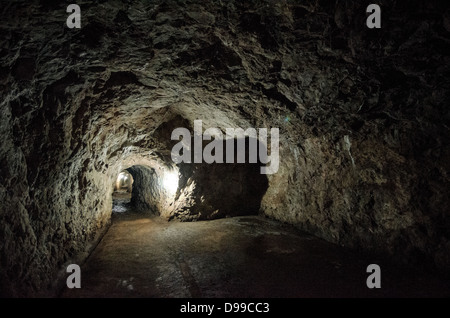 VIENG XAI, Laos - Vista interna di una delle grotte di Pathet Lao nel complesso delle grotte di Vieng Xai nella provincia di Houaphanh. L'ampia rete di grotte calcaree servì come quartier generale e città nascosta per le forze comuniste Pathet Lao durante la seconda guerra d'Indocina dal 1964 al 1973. Le grotte fornirono rifugio a 23.000 persone, compresi i leader politici e militari, durante il periodo di intense campagne di bombardamento degli Stati Uniti. Il complesso ospitava uffici governativi, ospedali, scuole e alloggi scavati nelle formazioni naturali delle grotte. Oggi il sito opera come museo e UNES Foto Stock