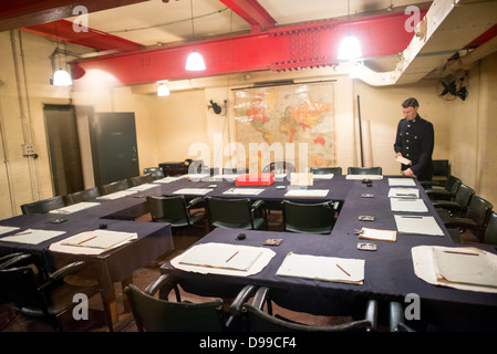 LONDRA, Regno Unito — la sala di guerra principale del Gabinetto presso le Churchill War Rooms di Londra. Il museo, uno dei cinque rami del Museo della Guerra Imeriale, conserva il bunker di comando sotterraneo della seconda guerra mondiale utilizzato dal primo ministro britannico Winston Churchill. I suoi quartieri ristretti furono costruiti da un seminterrato di deposito convertito nel Treasury Building di Whitehall, Londra. Essendo sotterranea, e sotto un edificio insolitamente robusto, le Cabinet War Rooms ricevettero una certa protezione dalle bombe che cadono sopra durante il Blitz. Foto Stock