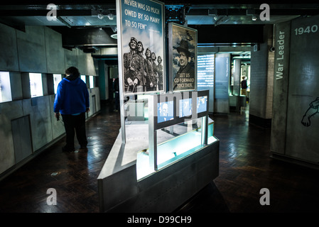 LONDRA, Regno Unito — il Churchill Museum che fa parte delle Churchill War Rooms di Londra. Il museo, uno dei cinque rami del Museo della Guerra Imeriale, conserva il bunker di comando sotterraneo della seconda guerra mondiale utilizzato dal primo ministro britannico Winston Churchill. I suoi quartieri ristretti furono costruiti da un seminterrato di deposito convertito nel Treasury Building di Whitehall, Londra. Essendo sotterranea, e sotto un edificio insolitamente robusto, le Cabinet War Rooms ricevettero una certa protezione dalle bombe che cadono sopra durante il Blitz. Foto Stock