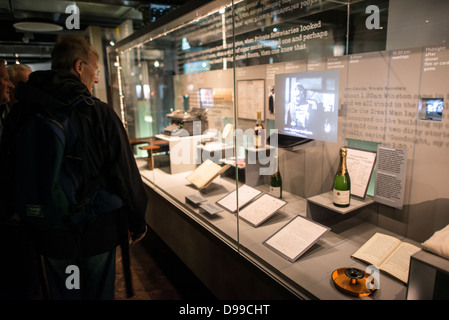 LONDRA, Regno Unito — una mostra che commemora l'amore di Churchill per lo champagne al Churchill Museum presso le Churchill War Rooms di Londra. Il museo, uno dei cinque rami del Museo della Guerra Imeriale, conserva il bunker di comando sotterraneo della seconda guerra mondiale utilizzato dal primo ministro britannico Winston Churchill. I suoi quartieri ristretti furono costruiti da un seminterrato di deposito convertito nel Treasury Building di Whitehall, Londra. Essendo sotterranea, e sotto un edificio insolitamente robusto, le Cabinet War Rooms ricevettero una certa protezione dalle bombe che cadono sopra durante il Blitz. Foto Stock