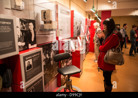 LONDRA, Regno Unito: I visitatori possono ammirare le mostre al Churchill Museum presso le Churchill War Rooms di Londra. Il museo, uno dei cinque rami del Museo della Guerra Imeriale, conserva il bunker di comando sotterraneo della seconda guerra mondiale utilizzato dal primo ministro britannico Winston Churchill. I suoi quartieri ristretti furono costruiti da un seminterrato di deposito convertito nel Treasury Building di Whitehall, Londra. Essendo sotterranea, e sotto un edificio insolitamente robusto, le Cabinet War Rooms ricevettero una certa protezione dalle bombe che cadono sopra durante il Blitz. Foto Stock