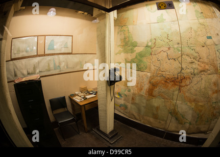 LONDRA, Regno Unito — grandi mappe murali con spille tracciano il progresso della guerra alle Churchill War Rooms di Londra. Il museo, uno dei cinque rami del Museo della Guerra Imeriale, conserva il bunker di comando sotterraneo della seconda guerra mondiale utilizzato dal primo ministro britannico Winston Churchill. I suoi quartieri ristretti furono costruiti da un seminterrato di deposito convertito nel Treasury Building di Whitehall, Londra. Essendo sotterranea, e sotto un edificio insolitamente robusto, le Cabinet War Rooms ricevettero una certa protezione dalle bombe che cadono sopra durante il Blitz. Foto Stock