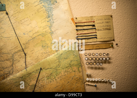 LONDRA, Regno Unito — Markers e una chiave per una delle grandi mappe murali al Churchill War Rooms di Londra. Il museo, uno dei cinque rami del Museo della Guerra Imeriale, conserva il bunker di comando sotterraneo della seconda guerra mondiale utilizzato dal primo ministro britannico Winston Churchill. I suoi quartieri ristretti furono costruiti da un seminterrato di deposito convertito nel Treasury Building di Whitehall, Londra. Essendo sotterranea, e sotto un edificio insolitamente robusto, le Cabinet War Rooms ricevettero una certa protezione dalle bombe che cadono sopra durante il Blitz. Foto Stock