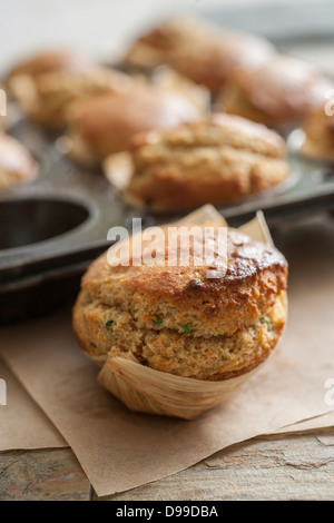 Muffin ai cereali freschi a caldo tutti i naturali cuocere le merci Foto Stock