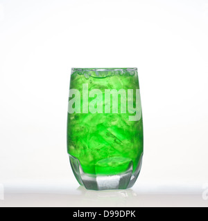 Verde sapore di frutta bevande analcoliche con soda water isolato su bianco Foto Stock