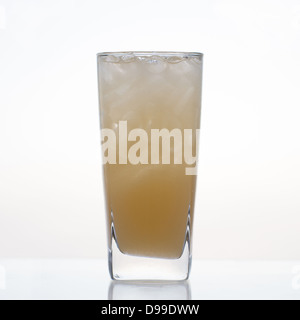 Il freddo succo di frutto della passione in vetro isolato su sfondo bianco Foto Stock