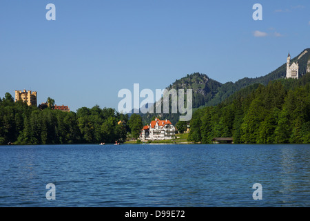 Alpsee affacciato Neuschwanstein e Hohenschwangau Castle Hotel Alpenrose, Fuessen, Ostallgaeu, Baviera, Germania Foto Stock