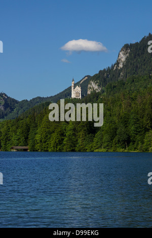 Alpsee affacciato sul Castello di Neuschwanstein e Hotel Alpenrose, Fuessen, Ostallgaeu, Baviera, Germania Foto Stock