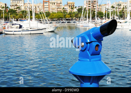 Binoculare turistico affacciato su Port Vell porto di Barcellona, Spagna Foto Stock