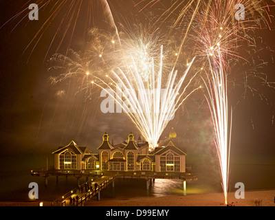 Capodanno fuochi d'artificio sul Molo di Sellin, Meclemburgo-Pomerania, Germania Foto Stock