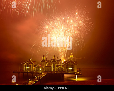 Capodanno fuochi d'artificio sul Molo di Sellin, Meclemburgo-Pomerania, Germania Foto Stock