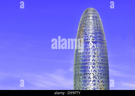 Dettagli architettonici della Torre Agbar (Torre Agbar) situato nel quartiere Poblenou di Barcellona, contro il cielo blu Foto Stock