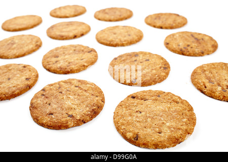 Apparato Digestivo bio cereali integrali biscotti con scaglie di cioccolato isolato su sfondo bianco Foto Stock