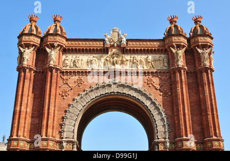 Dettagli architettonici del Arc de Triomf (arco trionfale), grande attrazione turistica nella capitale spagnola Foto Stock