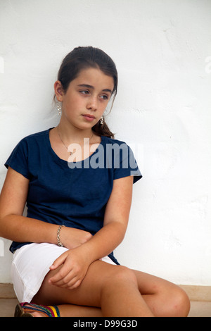 Ragazza contro la parete Foto Stock