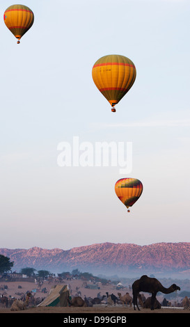 I palloni ad aria calda su Pushkar Camel fiera, Pushkar, Ajmer, Rajasthan, India Foto Stock