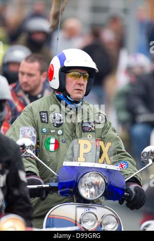 Il decimo St Georges parata del giorno su Oldham Street Manchester una Vespa moto club Foto Stock