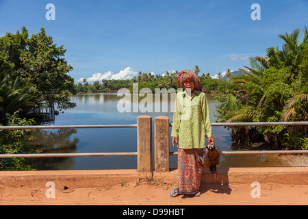 Donna Khmer e pollo - Provincia di Kampot, Cambogia Foto Stock