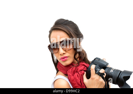 Fotografo femmina tenendo una fotocamera Foto Stock