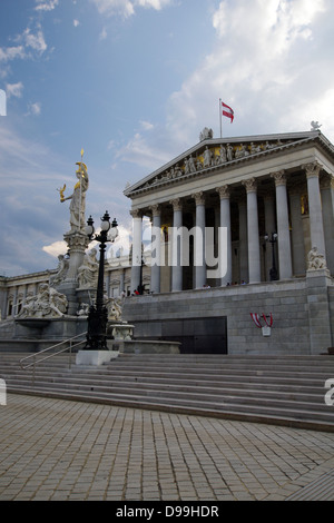 Parlamento austriaco edificio con la statua di Pallas-Athena sulla sinistra - Vienna, Austria Foto Stock