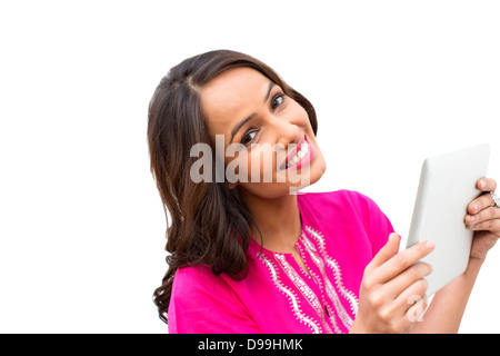 Ritratto di una donna sorridente tenendo una tavoletta digitale Foto Stock
