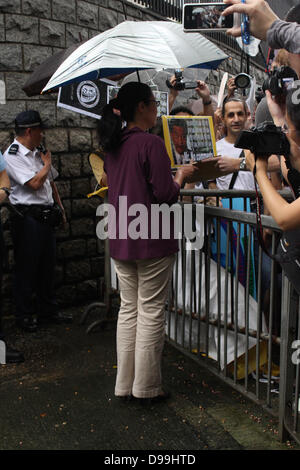 Hong Kong. Il 15 giugno 2013. Il consolato americano gazzetta accetta la lettera da Hong Kong manifestanti a sostegno dell ex-CIA whistleblower Edward Snowden Credit: Robert Kemp SC/Alamy Live News Foto Stock