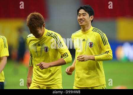 (L a R) Hiroshi Kiyotake, Shinji Kagawa (JPN), 14 Giugno 2013 - Calcio : FIFA Confederations Cup Brasile 2013, corso di formazione ufficiale a Estadio Nacional, Brasilia, Brasile. (Foto di Daiju Kitamura/AFLO SPORT) [1045] Foto Stock