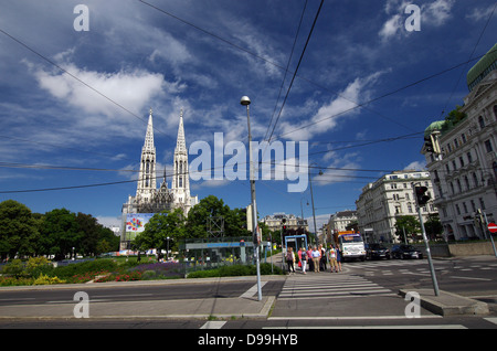 Schottengasse con Sigmund Freud Park & Chiesa Votiva in background - Vienna, Austria Foto Stock