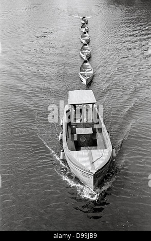Le canoe vengono raccolti dopo l'uso sull'Aussenalster ad Amburgo. Foto Stock