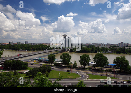 Ponte della Rivolta Nazionale Slovacca (la maggior parte Slovenského národného povstania) noto anche come "Nuovo ponte' - Bratislava, Slovacchia Foto Stock