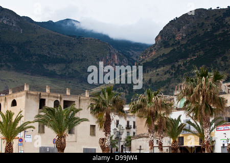 Alcuni edifici con il monte Inici in background a Castellammare del Golfo in provincia di Trapani in Sicilia. Foto Stock