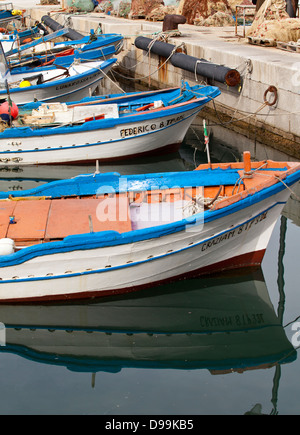 Barche da pesca ormeggiate nel porto di Castellammare del Golfo in provincia di Trapani, in Sicilia. Foto Stock