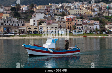 Una barca da pesca nel porto di Castellammare del Golfo in provincia di Trapani, in Sicilia. Foto Stock