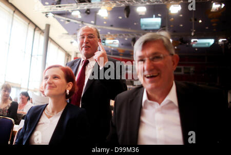 La parte sinistra di presidenti Katja Kipping (L) e Bernd Riexinger (R) e gruppo parlamentare presidente Gregor Gysi sono illustrati al partito federale Convenzione di Dresda, in Germania, 15 giugno 2013. La parte sinistra si sta preparando per la sua campagna elettorale per le prossime elezioni in Germania. Foto: KAY NIETFED Foto Stock