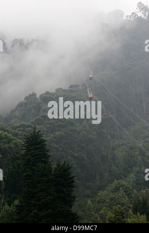 Teleferico (funivia) andando fino al picco di Monserrate, Bogotà, Colombia Foto Stock